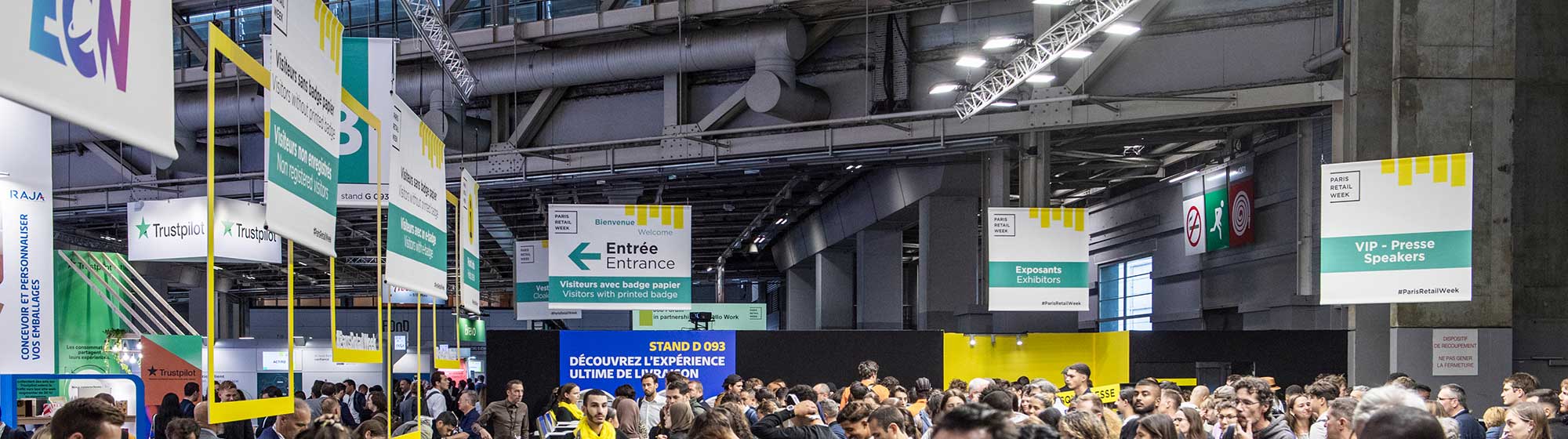 Personnes à l'entrée exposants et VIP du salon