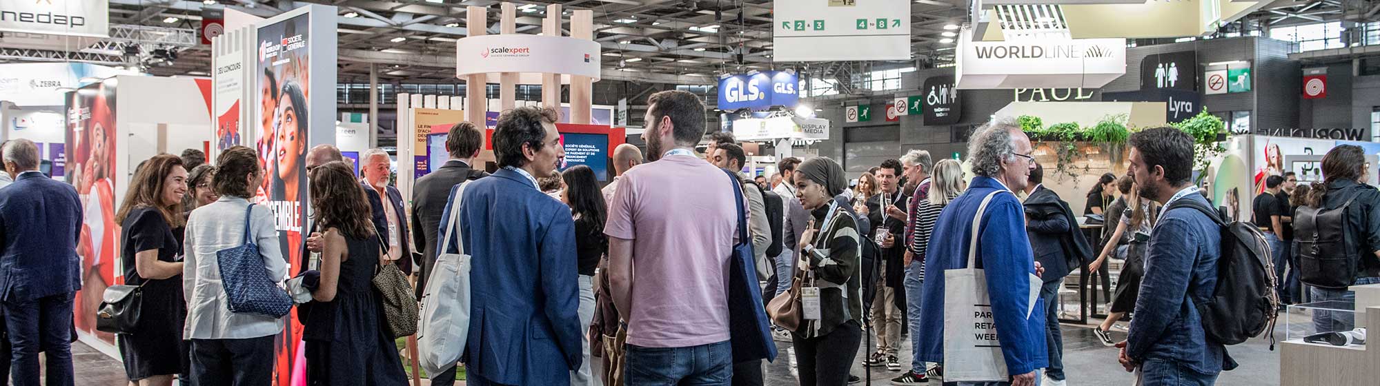 Visiteurs devant le stand de la Société Générale