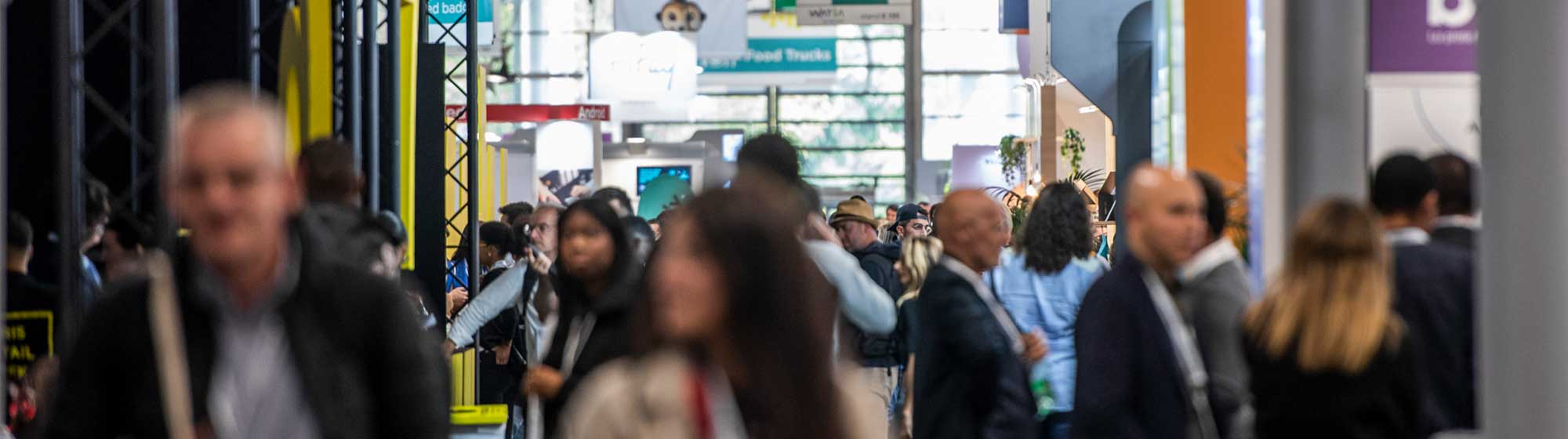 Visiteurs à l'entrée d'un pavillon