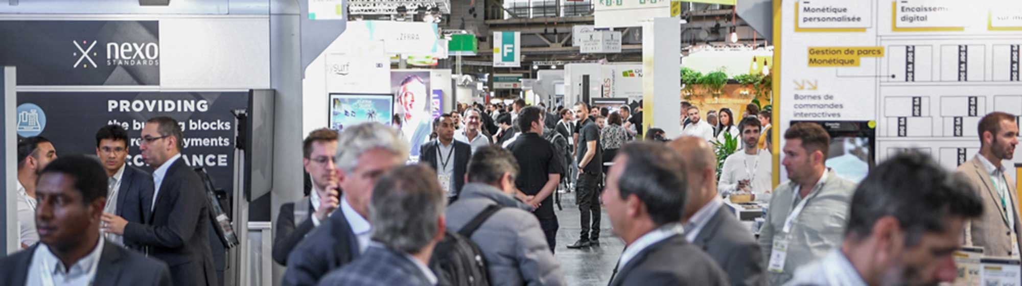 ensemble de personnes dans les allées du salon Paris retail Week