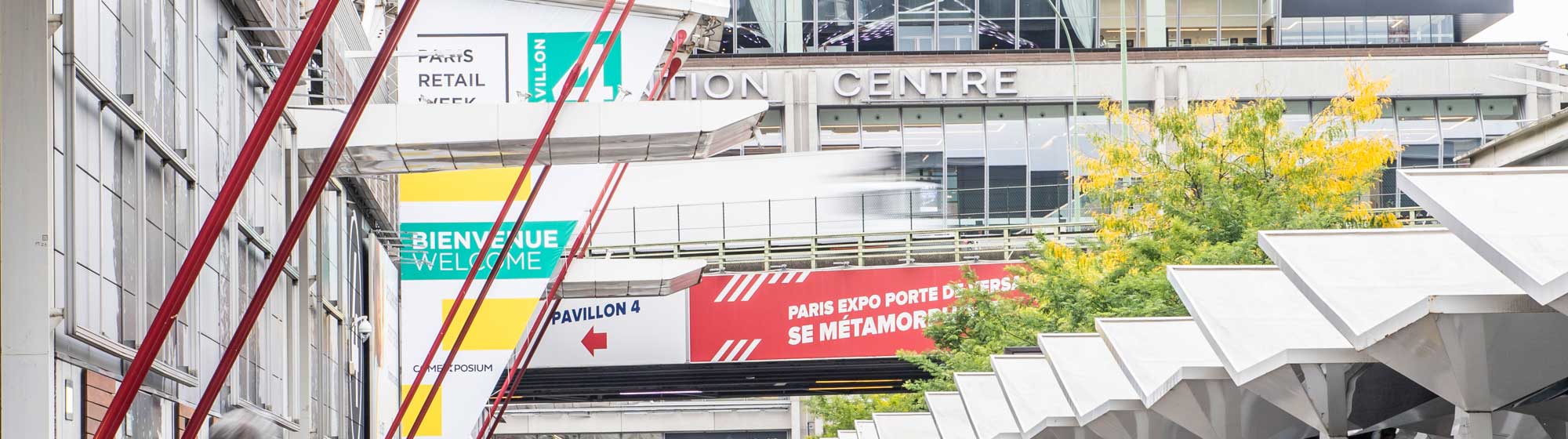 Entrée à l'extérieur du salon avec un panneau Welcome