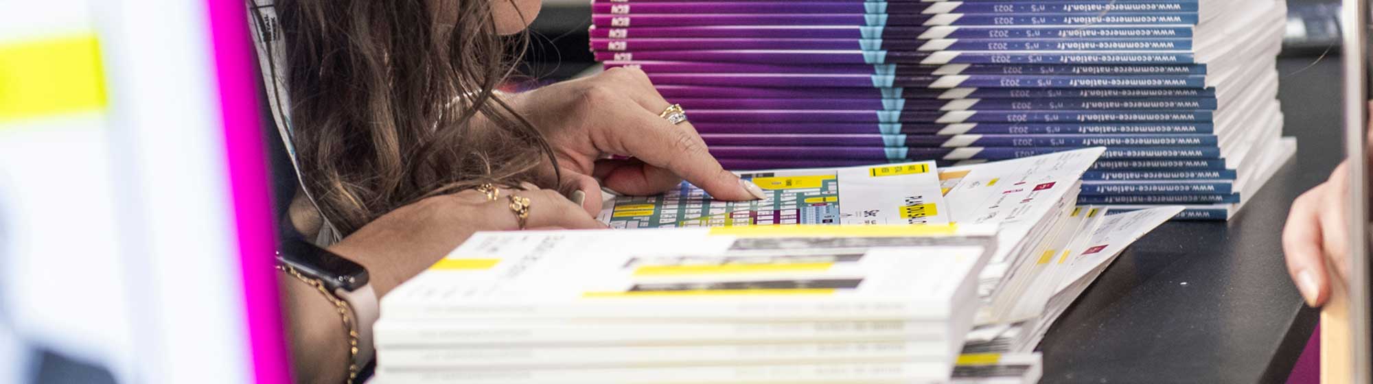 2 femmes regardant le plan du salon