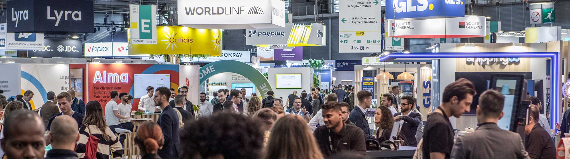 Foule de visiteurs devant les stands Wordline et Lyra