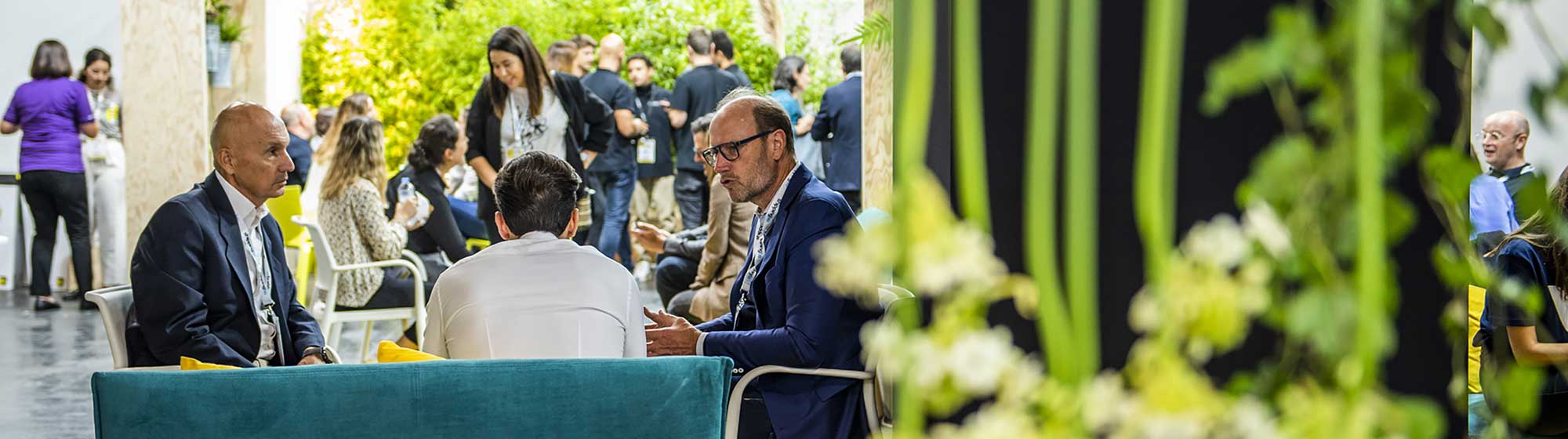 Plusieurs hommes en pleine discussion