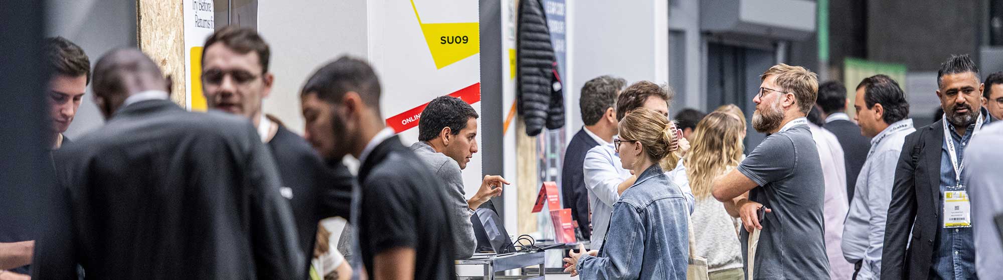 Visiteurs discutant à l'entrée du salon