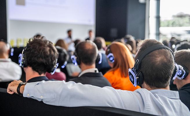 Visiteurs portant un casque audio pendant un atelier