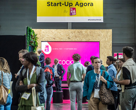 Stand avec le panneau Start-up Village