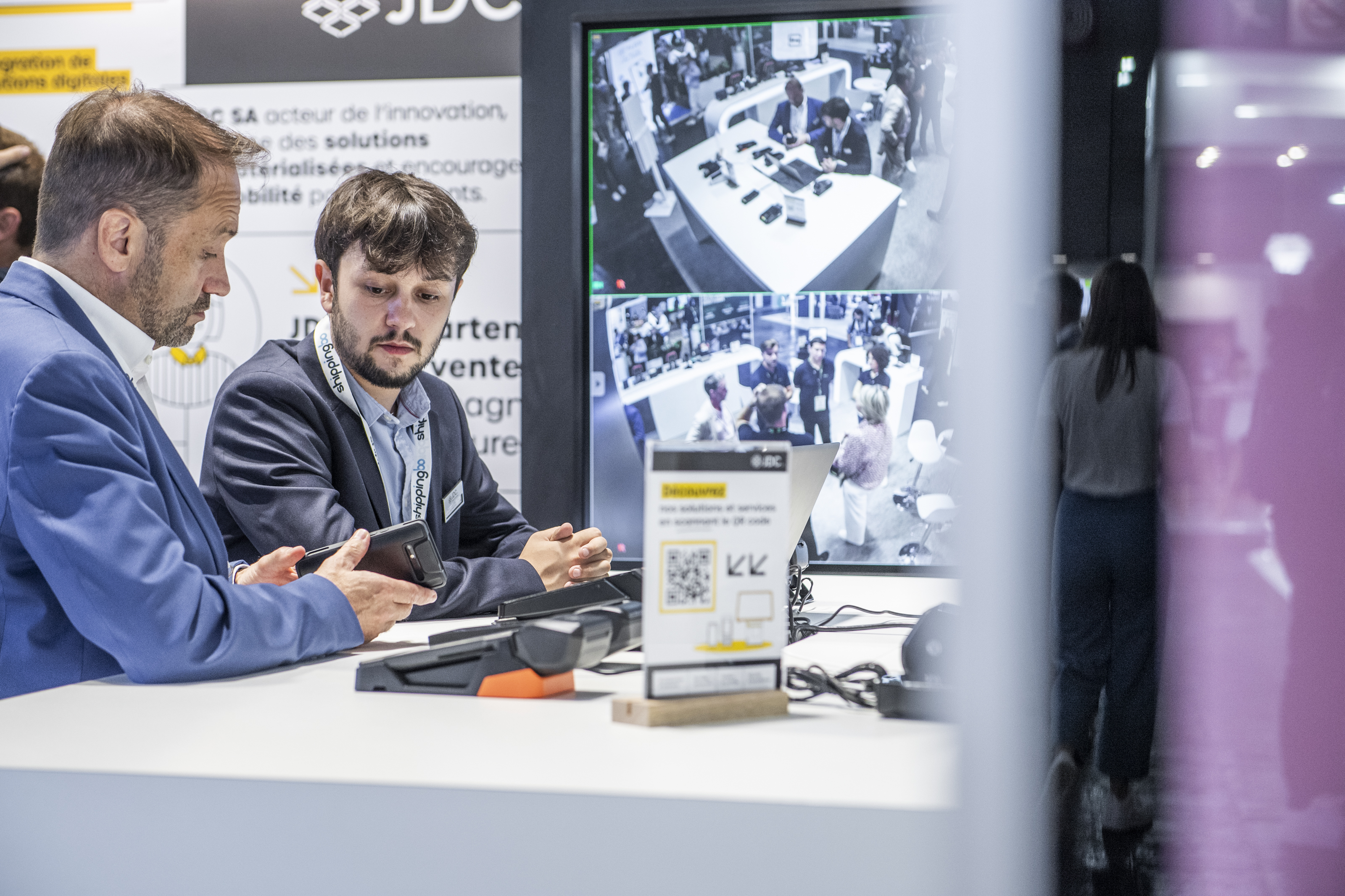 homme avec terminal de paiement