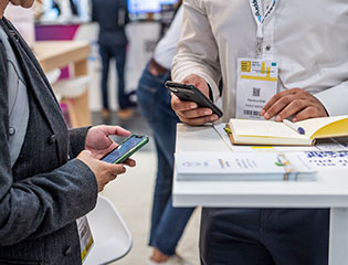 deux hommes sur leurs téléphones