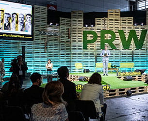Présentateur de la conférence Paris Retail Week sur l'estrade