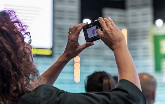 Femme prenant une photo avec son téléphone