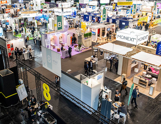 Visiteurs passant sous le panneau TikTok